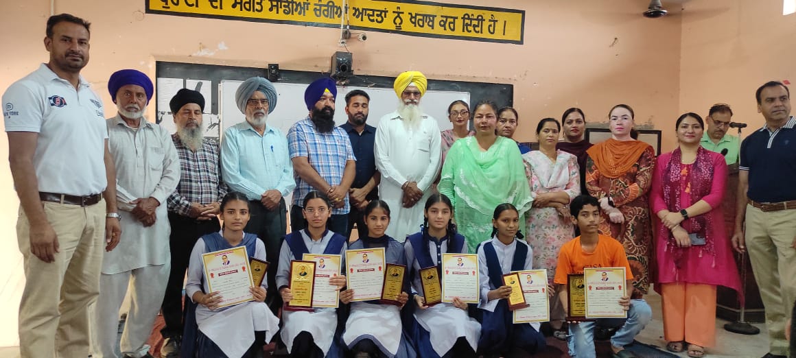 Dr. Ambedkar Welfare Club Reg Sahlon honoured meritorious children.